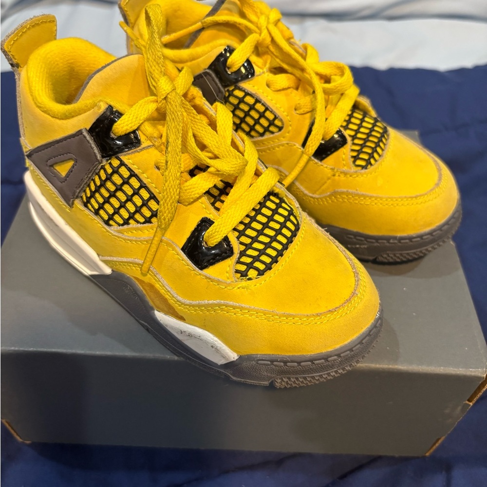 Air Jordan Retro 4/ Kids Sneakers in Vibrant Yellow and Black